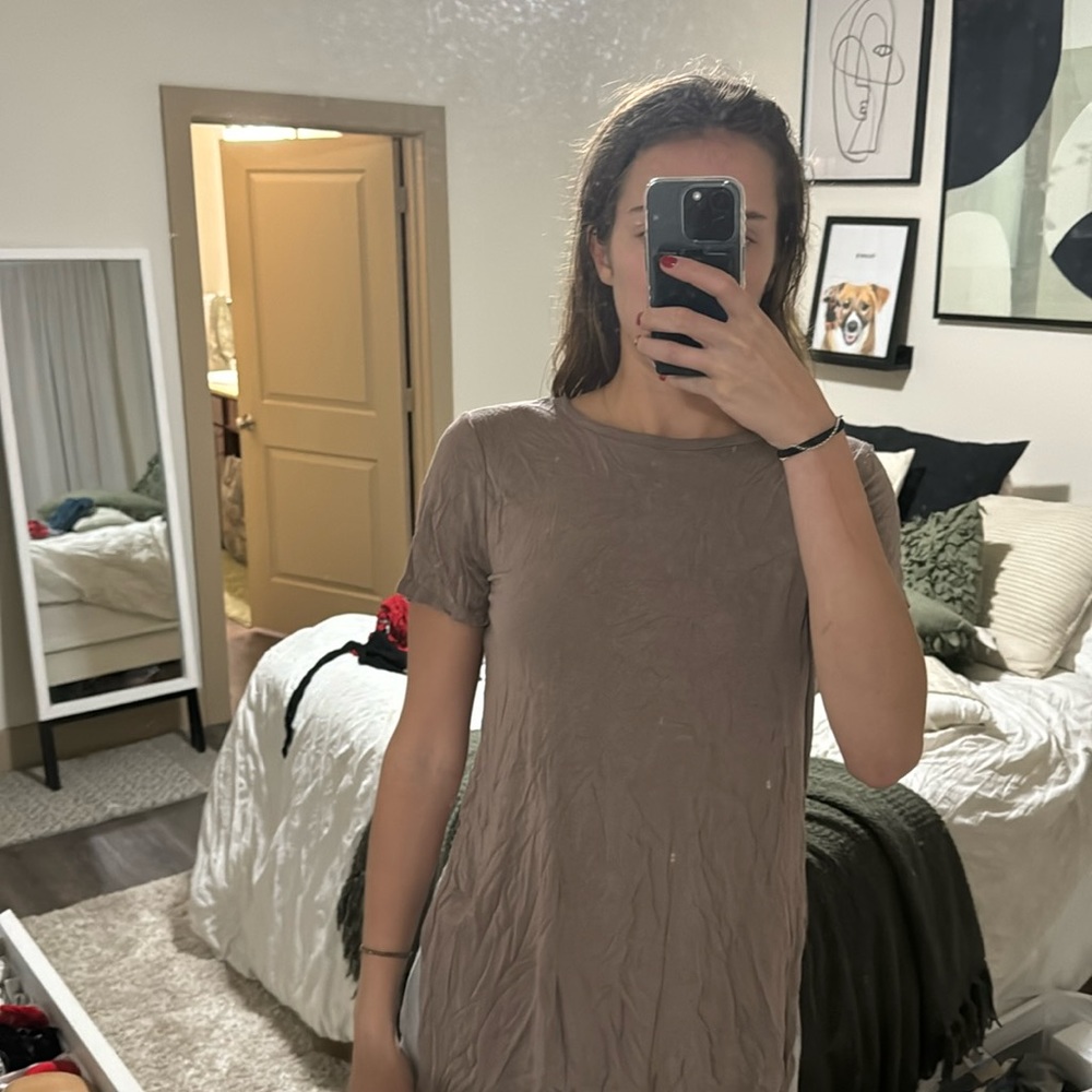 Tan t-shirt with cute and flattering side slit M